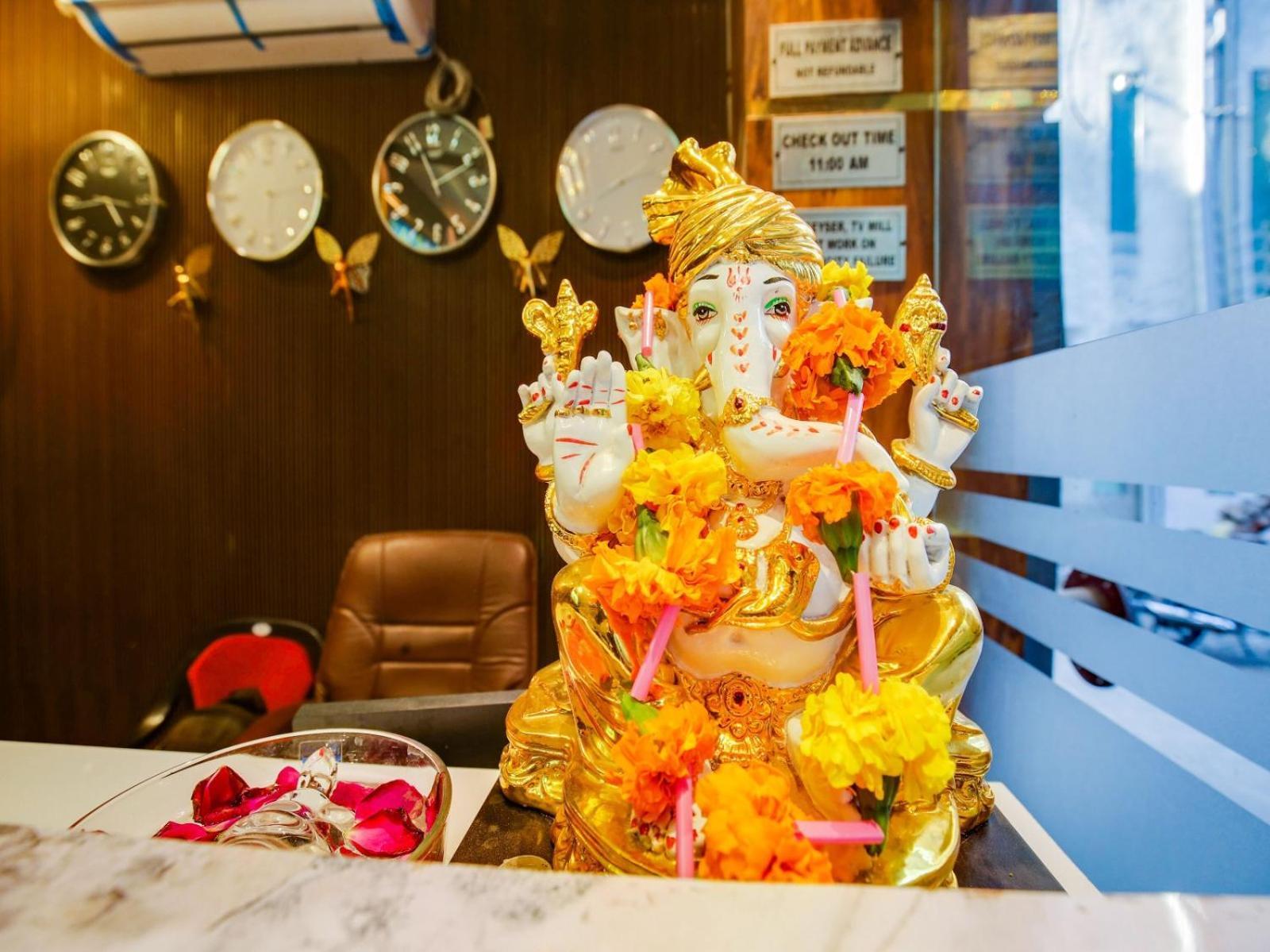 Hotel Holiday First 300 Meter From Golden Temple Amritsar Exterior foto
