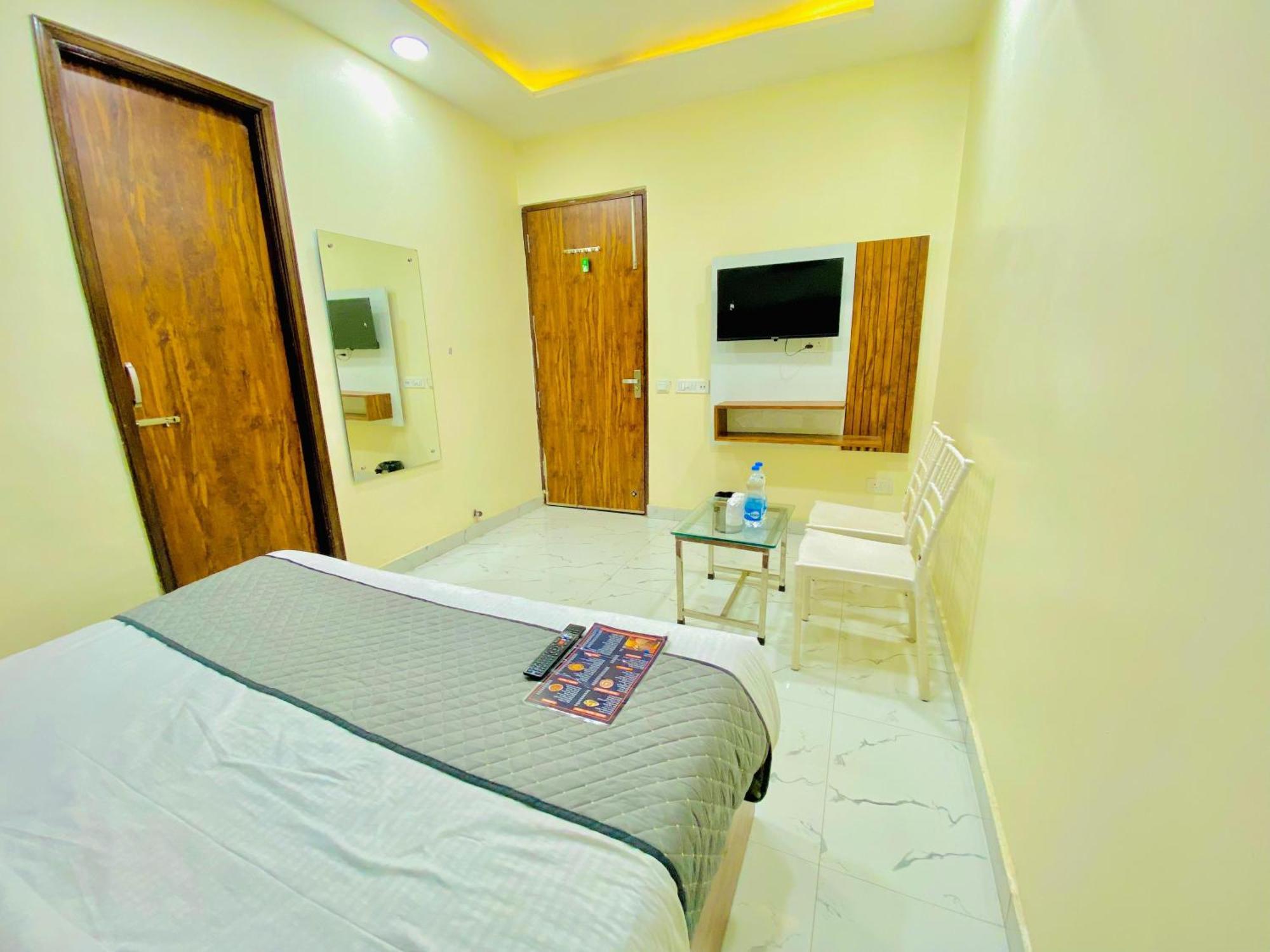 Hotel Holiday First 300 Meter From Golden Temple Amritsar Exterior foto
