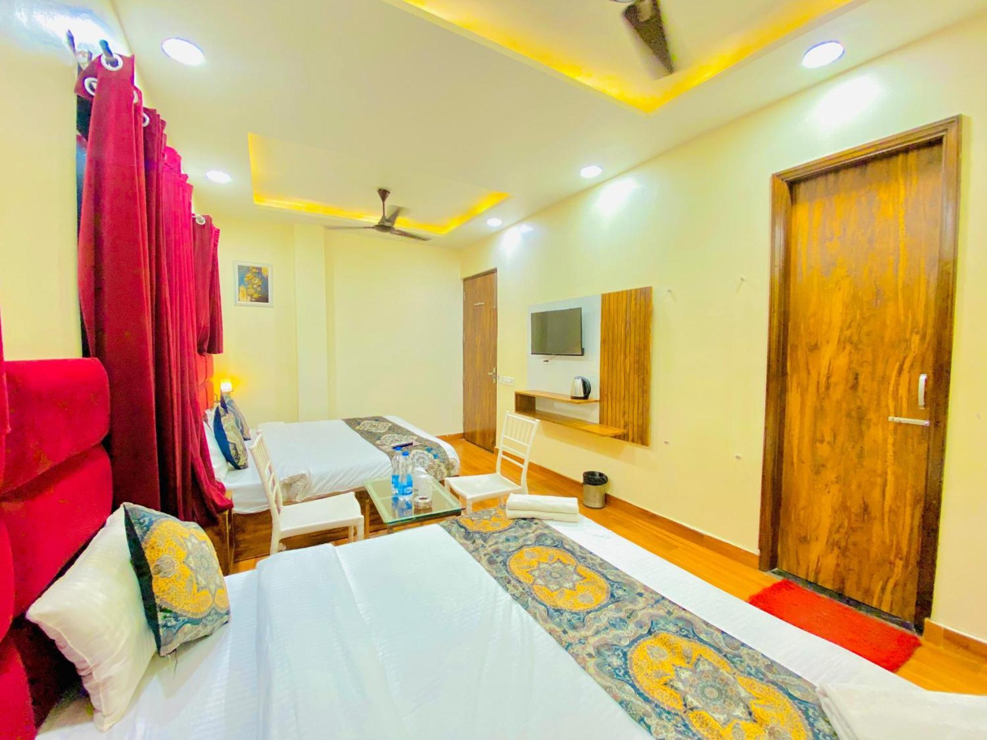 Hotel Holiday First 300 Meter From Golden Temple Amritsar Exterior foto