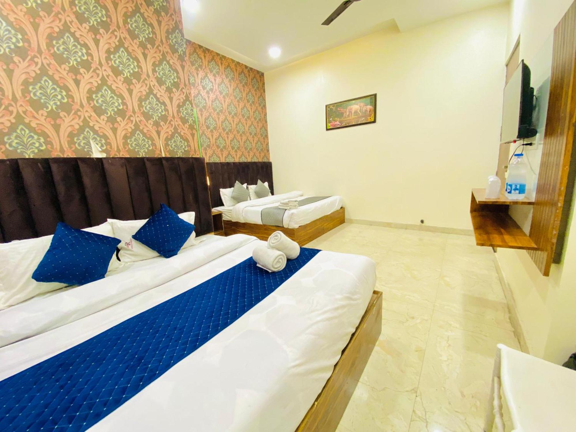 Hotel Holiday First 300 Meter From Golden Temple Amritsar Exterior foto
