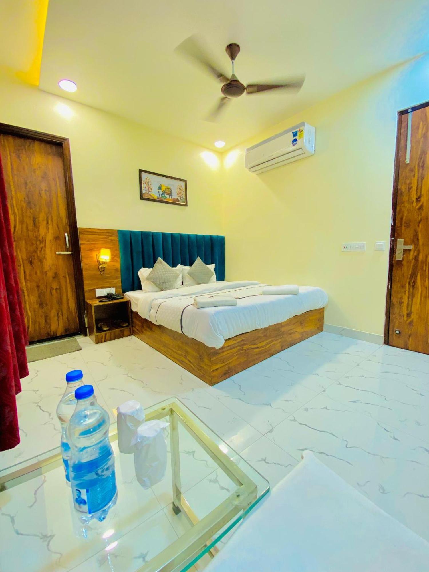 Hotel Holiday First 300 Meter From Golden Temple Amritsar Exterior foto