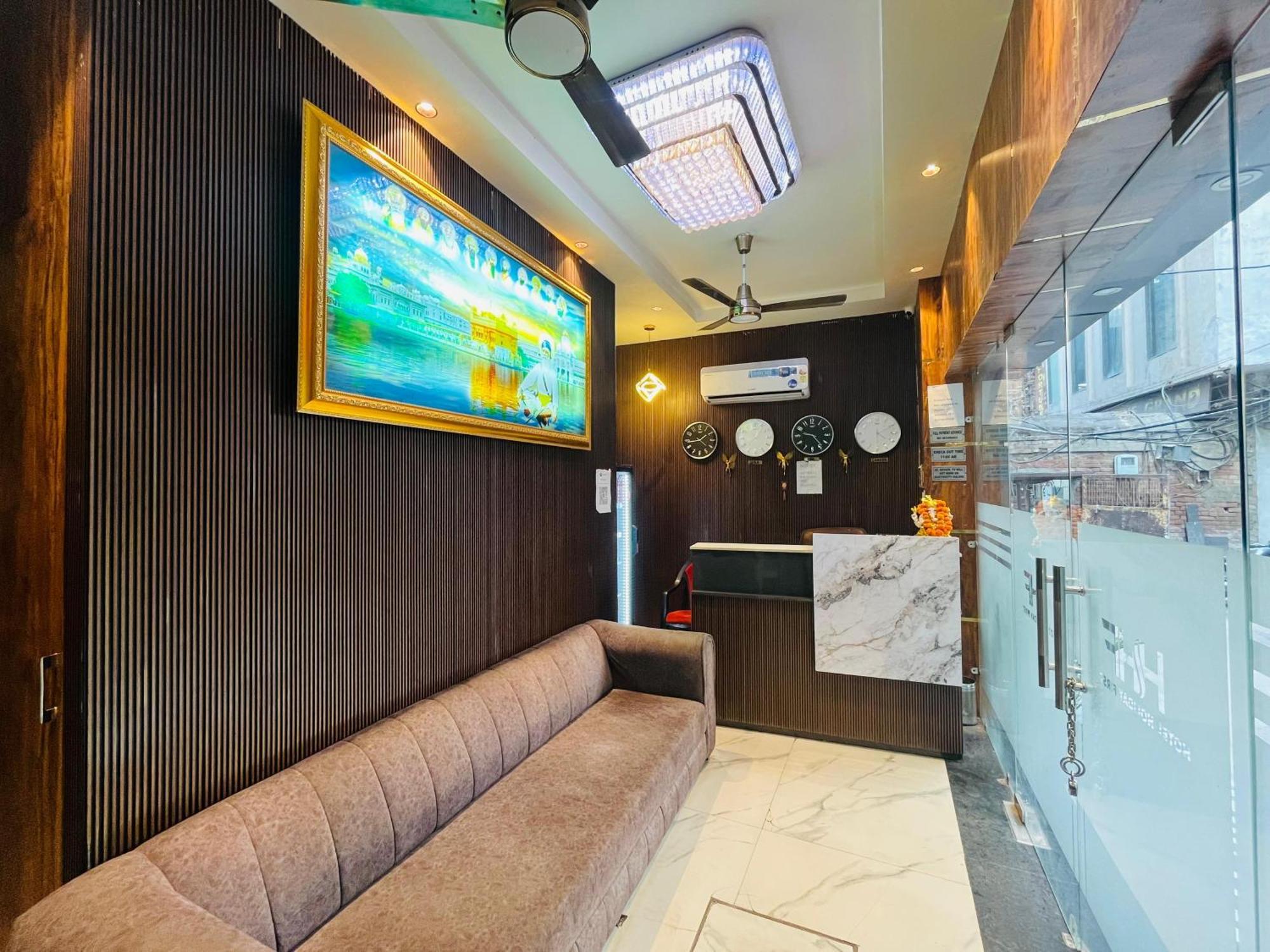 Hotel Holiday First 300 Meter From Golden Temple Amritsar Exterior foto